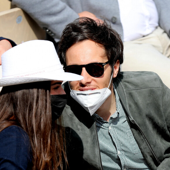 Vianney (Vianney Bureau) et sa compagne Catherine Robert (enceinte) dans les tribunes des Internationaux de France de tennis de Roland Garros à Paris, France, le 5 juin 2021. © Dominique Jacovides/Bestimage 