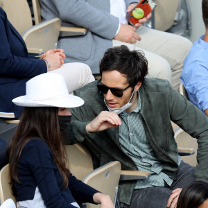 Vianney (Vianney Bureau) et sa compagne Catherine Robert (enceinte) dans les tribunes des Internationaux de France de tennis de Roland Garros à Paris, France, le 5 juin 2021. © Dominique Jacovides/Bestimage