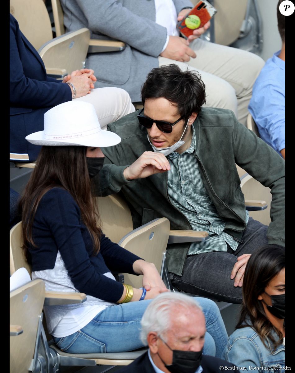 Vianney (Vianney Bureau) et sa compagne Catherine Robert (enceinte) dans les tribunes des Internationaux de France de tennis de Roland Garros à Paris, France, le 5 juin 2021. © Dominique Jacovides/Bestimage
