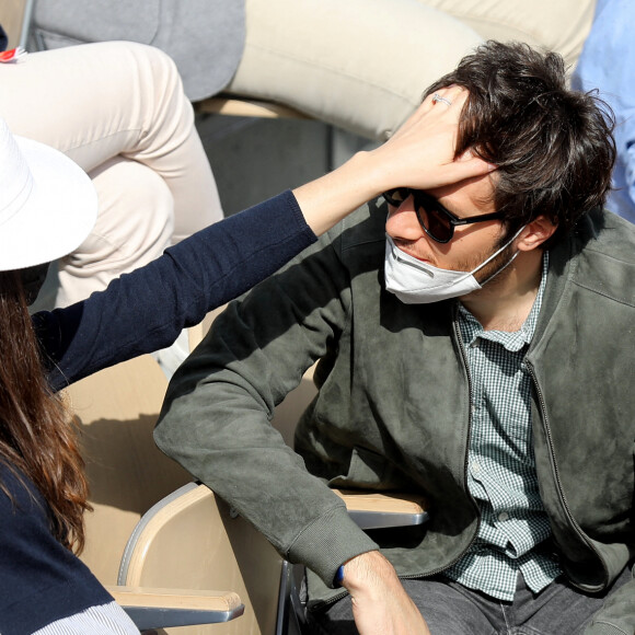 Vianney (Vianney Bureau) et sa compagne Catherine Robert (enceinte) dans les tribunes des Internationaux de France de tennis de Roland Garros à Paris, France, le 5 juin 2021. © Dominique Jacovides/Bestimage 