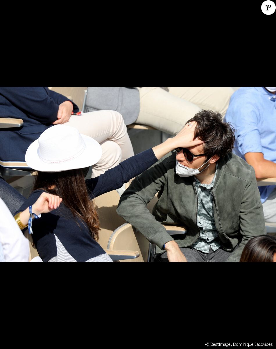 Vianney (Vianney Bureau) et sa compagne Catherine Robert (enceinte) dans les tribunes des Internationaux de France de tennis de Roland Garros à Paris, France, le 5 juin 2021. © Dominique Jacovides/Bestimage
