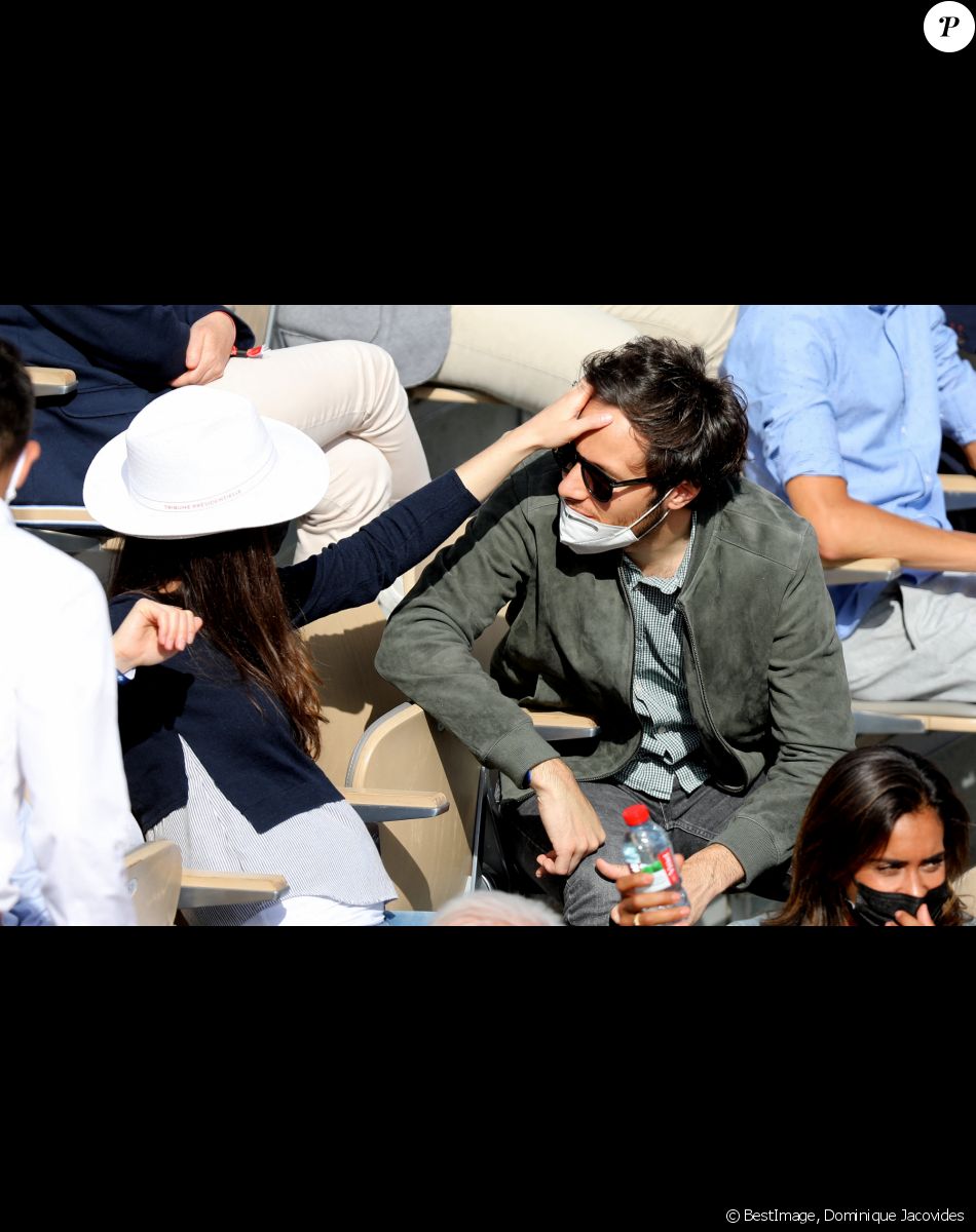 Vianney (Vianney Bureau) et sa compagne Catherine Robert (enceinte) dans les tribunes des Internationaux de France de tennis de Roland Garros à Paris, France, le 5 juin 2021. © Dominique Jacovides/Bestimage
