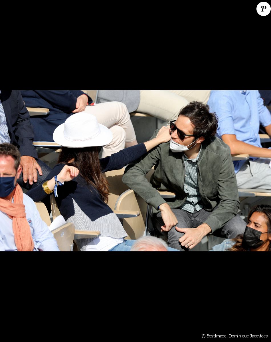 Vianney (Vianney Bureau) et sa compagne Catherine Robert (enceinte) dans les tribunes des Internationaux de France de tennis de Roland Garros à Paris, France, le 5 juin 2021. © Dominique Jacovides/Bestimage