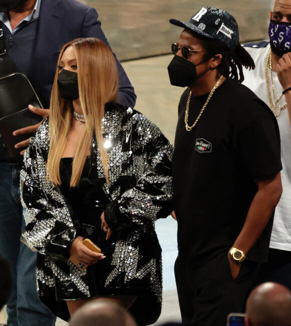 Beyoncé et son mari Jay-Z assistent au match de NBA "Milwaukee Bucks vs Brooklyn Nets" au Barclays Center à Brooklyn, le 5 juin 2021.