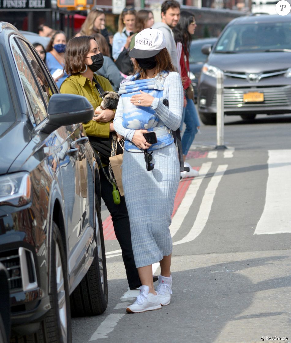 Emily Ratajkowski et son fils Sylvester à New York, le 27 mars 2021.