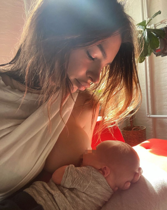Emily Ratajkowski et son fils Sylvester. Mars 2021.