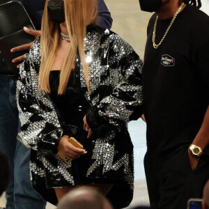 Beyoncé et son mari Jay-Z assistent au match de NBA "Milwaukee Bucks - Brooklyn Nets" au Barclays Center. Brooklyn, New York, le 6 juin 2021.