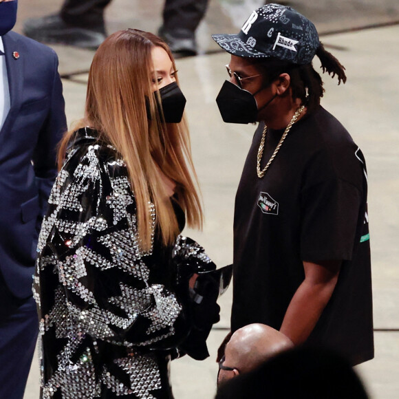 Beyoncé et son mari Jay-Z assistent au match de NBA "Milwaukee Bucks - Brooklyn Nets" au Barclays Center. Brooklyn, New York, le 6 juin 2021.