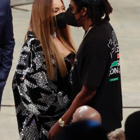 Beyoncé et son mari Jay-Z assistent au match de NBA "Milwaukee Bucks - Brooklyn Nets" au Barclays Center. Brooklyn, New York, le 6 juin 2021.