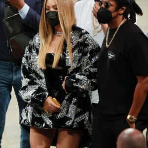 Beyoncé et son mari Jay-Z assistent au match de NBA "Milwaukee Bucks - Brooklyn Nets" au Barclays Center. Brooklyn, New York, le 6 juin 2021.