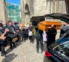 Shams Bouteille (fils de Romain Bouteille), Saïda Churchill (femme de Romain Bouteille) et le cercueil du défunt - Sorties des obsèques de Romain Bouteille en la collégiale Notre-Dame-du-Fort d'Etampes, France, le 8 juin 2021.
