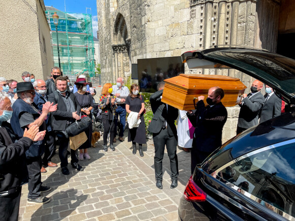 Shams Bouteille (fils de Romain Bouteille), Saïda Churchill (femme de Romain Bouteille) et le cercueil du défunt - Sorties des obsèques de Romain Bouteille en la collégiale Notre-Dame-du-Fort d'Etampes, France, le 8 juin 2021.