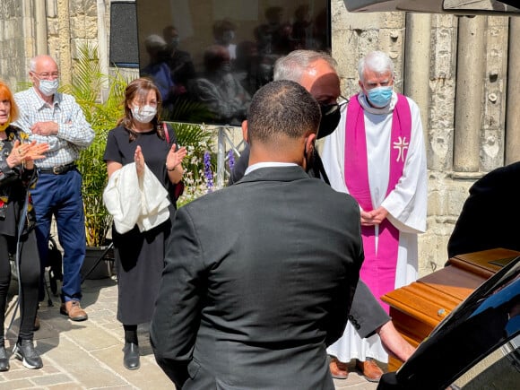 Saïda Churchill (femme de Romain Bouteille) et le cercueil du défunt - Sorties des obsèques de Romain Bouteille en la collégiale Notre-Dame-du-Fort d'Etampes, France, le 8 juin 2021.