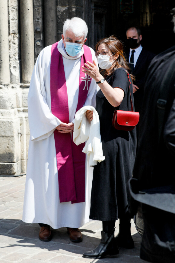 Saïda Churchill (femme de Romain Bouteille) - Arrivées aux obsèques de Romain Bouteille en la collégiale Notre-Dame-du-Fort d'Etampes, France, le 8 juin 2021.
