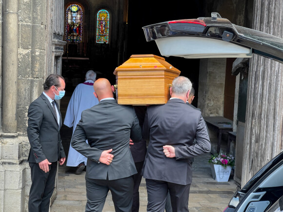 Le cercueil du défunt - Arrivées aux obsèques de Romain Bouteille en la collégiale Notre-Dame-du-Fort d'Etampes, France, le 8 juin 2021.