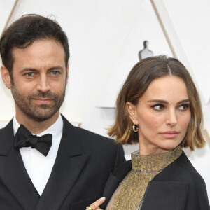 Natalie Portman (cape et robe Dior Haute Couture) et son mari Benjamin Millepied lors du photocall des arrivées de la 92ème cérémonie des Oscars 2020 au Hollywood and Highland à Los Angeles, Californie, Etats-Unis, le 9 février 2020. 