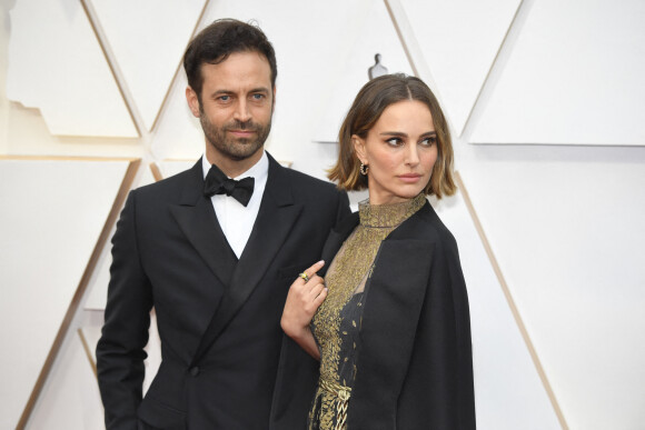 Natalie Portman (cape et robe Dior Haute Couture) et son mari Benjamin Millepied lors du photocall des arrivées de la 92ème cérémonie des Oscars 2020 au Hollywood and Highland à Los Angeles, Californie, Etats-Unis, le 9 février 2020. 