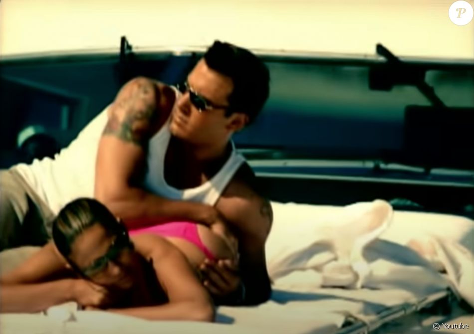 Jennifer Lopez et un sosie de Ben Affleck dans le clip de la chanson "Jenny From The Block".