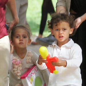 Jennifer Lopez et ses jumeaux Max et Emme à Paris. Juin 2011.