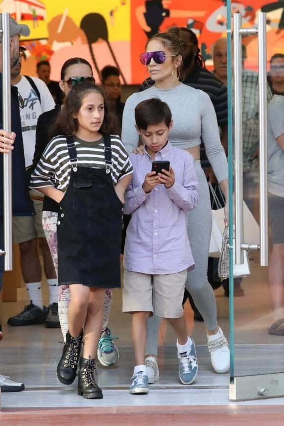 Jennifer Lopez fait du shopping avec ses enfants Emme et Maximilian à Miami le 16 février 2019.