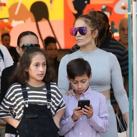 Jennifer Lopez fait du shopping avec ses enfants Emme et Maximilian à Miami le 16 février 2019.