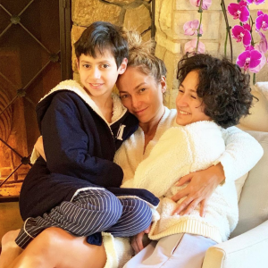 Jennifer Lopez et ses enfants, les jumeaux Max et Emme (nés de son mariage à Marc Anthony). Décembre 2020.