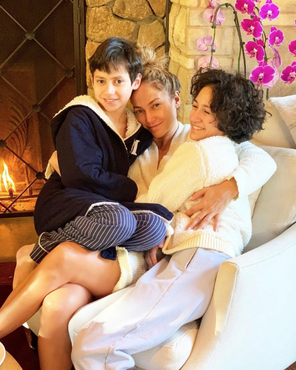 Jennifer Lopez et ses enfants, les jumeaux Max et Emme (nés de son mariage à Marc Anthony). Décembre 2020.