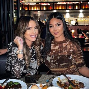 Maeva Ghennam et Manon Marsault au restaurant, à Dubaï