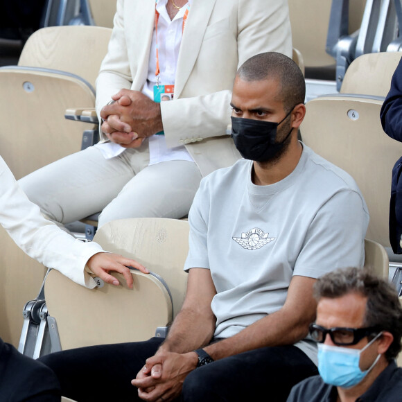 Tony Parker et sa compagne Alizé Lim dans les tribunes des Internationaux de France de Tennis de Roland Garros. Paris, le 9 juin 2021 © Dominique Jacovides / Bestimage