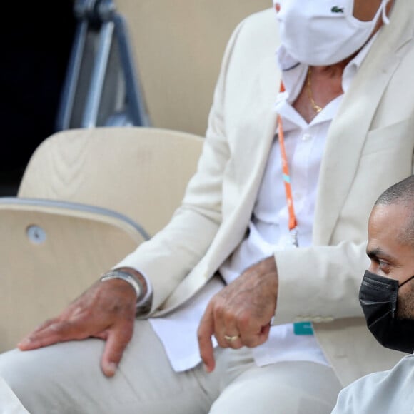 Tony Parker et sa compagne Alizé Lim dans les tribunes des Internationaux de France de Tennis de Roland Garros. Paris, le 9 juin 2021 © Dominique Jacovides / Bestimage