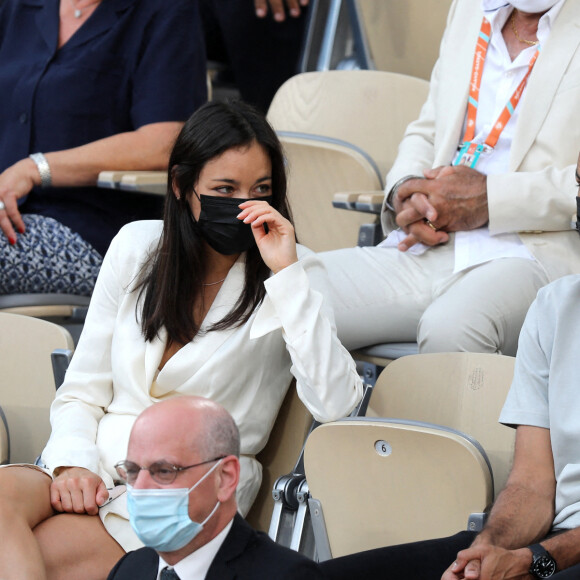 Tony Parker et sa compagne Alizé Lim dans les tribunes des Internationaux de France de Tennis de Roland Garros. Paris, le 9 juin 2021 © Dominique Jacovides / Bestimage
