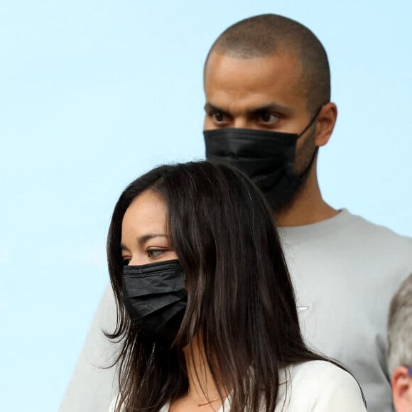 Tony Parker et sa compagne Alizé Lim dans les tribunes des Internationaux de France de Tennis de Roland Garros. Paris, le 9 juin 2021 © Dominique Jacovides / Bestimage