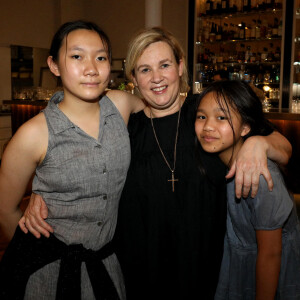 Hélène Darroze et ses filles Charlotte et Quitterie ont suivi la finale de l'émission "Top Chef" depuis son restaurant La Joia à Paris, où elle avait installé une télévision. © Dominique Jacovides / Bestimage