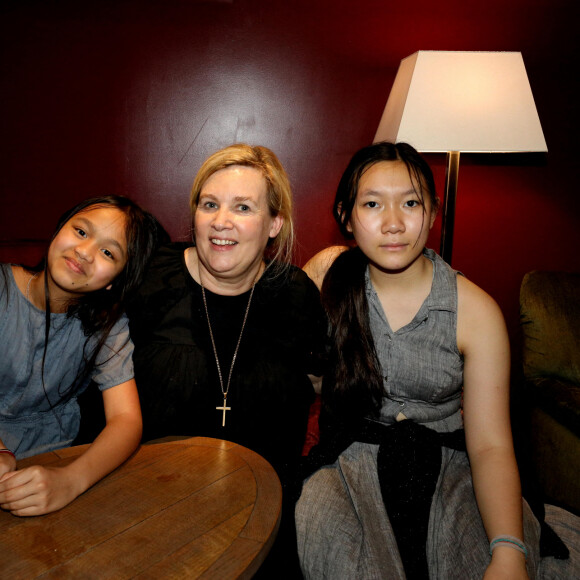Hélène Darroze et ses filles Charlotte et Quitterie ont suivi la finale de l'émission "Top Chef" depuis son restaurant La Joia à Paris, où elle avait installé une télévision.  © Dominique Jacovides / Bestimage