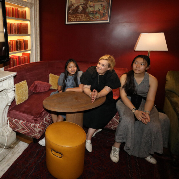 Hélène Darroze et ses filles Charlotte et Quitterie ont suivi la finale de l'émission "Top Chef" depuis son restaurant La Joia à Paris, où elle avait installé une télévision. © Dominique Jacovides / Bestimage