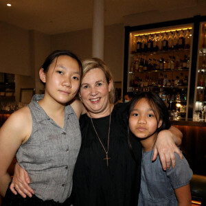 Hélène Darroze et ses filles Charlotte et Quitterie ont suivi la finale de l'émission "Top Chef" depuis son restaurant La Joia à Paris, où elle avait installé une télévision. © Dominique Jacovides / Bestimage