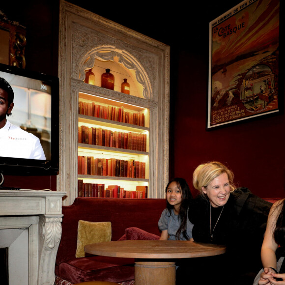 Hélène Darroze et ses filles Charlotte et Quitterie ont suivi la finale de l'émission "Top Chef" depuis son restaurant La Joia à Paris, où elle avait installé une télévision. © Dominique Jacovides / Bestimage