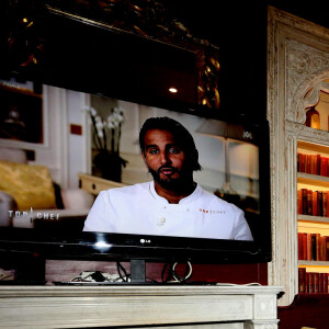 Hélène Darroze et ses filles Charlotte et Quitterie ont suivi la finale de l'émission "Top Chef" depuis son restaurant La Joia à Paris, où elle avait installé une télévision. © Dominique Jacovides / Bestimage