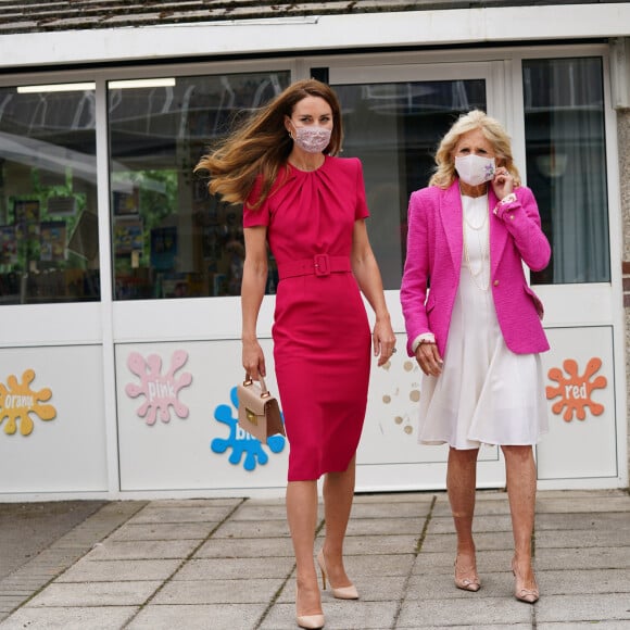 Catherine (Kate) Middleton, duchesse de Cambridge, et la Première Dame des États-Unis Jill Biden lors d'une visite à la "Connor Downs Academy à Hayle, Cornouailles, Royaume Uni, 11 juin 2021, lors du sommet du G7.