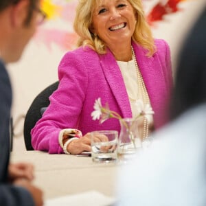 Catherine (Kate) Middleton, duchesse de Cambridge, et la Première Dame des États-Unis Jill Biden lors d'une visite à la "Connor Downs Academy à Hayle, Cornouailles, Royaume Uni, 11 juin 2021, lors du sommet du G7.  US First Lady Jill Biden (centre) participating in a roundtable discussion with a number of representatives from the early years sector who have been influential in the DuchessÕ work in this space, during a visit to Connor Downs Academy in Hayle, West Cornwall, during the G7 summit in Cornwall. Picture date: Friday June 11, 2021. 