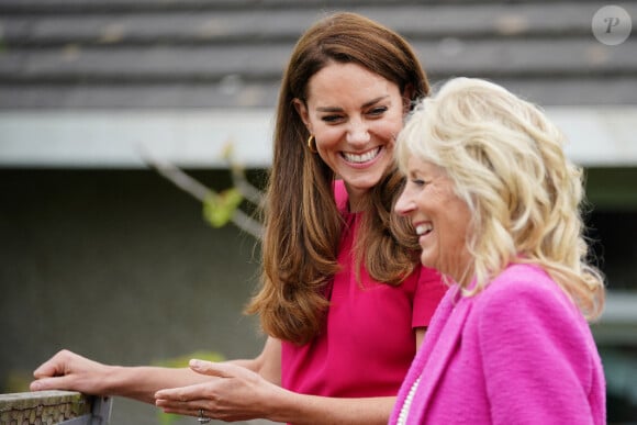 Catherine (Kate) Middleton, duchesse de Cambridge, et la Première Dame des États-Unis Jill Biden lors d'une visite à la "Connor Downs Academy à Hayle, Cornouailles, Royaume Uni, 11 juin 2021, lors du sommet du G7.  The Duchess of Cambridge (left) and US First Lady Jill Biden during a visit to Connor Downs Academy in Hayle, West Cornwall, during the G7 summit in Cornwall. Picture date: Friday June 11, 2021. 