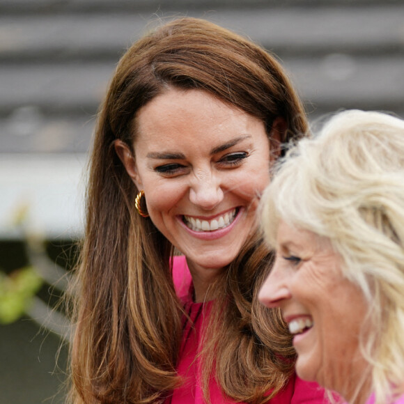 Catherine (Kate) Middleton, duchesse de Cambridge, et la Première Dame des États-Unis Jill Biden lors d'une visite à la "Connor Downs Academy à Hayle, Cornouailles, Royaume Uni, 11 juin 2021, lors du sommet du G7.  The Duchess of Cambridge (left) and US First Lady Jill Biden during a visit to Connor Downs Academy in Hayle, West Cornwall, during the G7 summit in Cornwall. Picture date: Friday June 11, 2021. 