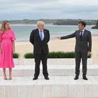 G7 : Brigitte Macron chic en bleu au bras d'Emmanuel, le couple reçu par Boris Johnson et sa jeune épouse
