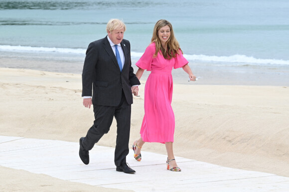 Le Premier ministre Boris Johnson et sa femme Carrie lors de l'accueil officiel au sommet des dirigeants du G7 à Carbis Bay, Royaume Uni, le 11 juin 2021. 