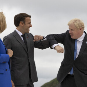 Le Premier ministre Boris Johnson lors de l'accueil officiel du président français Emmanuel Macron et sa femme la Première Dame Brigitte Macron lors du sommet des dirigeants du G7 à Carbis Bay, Royaume Uni, le 11 juin 2021. 
