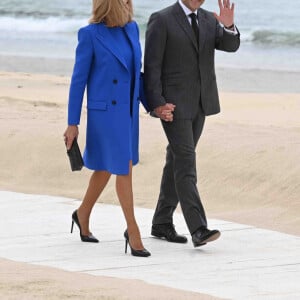 Le président français Emmanuel Macron et sa femme Brigitte Macron arrivent à l'accueil officiel au sommet des dirigeants du G7 à Carbis Bay, Royaume Uni, le 11 juin 2021. 