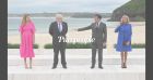 G7 : Brigitte Macron chic en bleu au bras d'Emmanuel, le couple reçu par Boris Johnson et sa jeune épouse