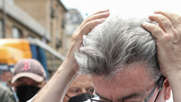 Jean-Luc Mélenchon enfariné à son tour en plein Paris : sa réaction très surprenante