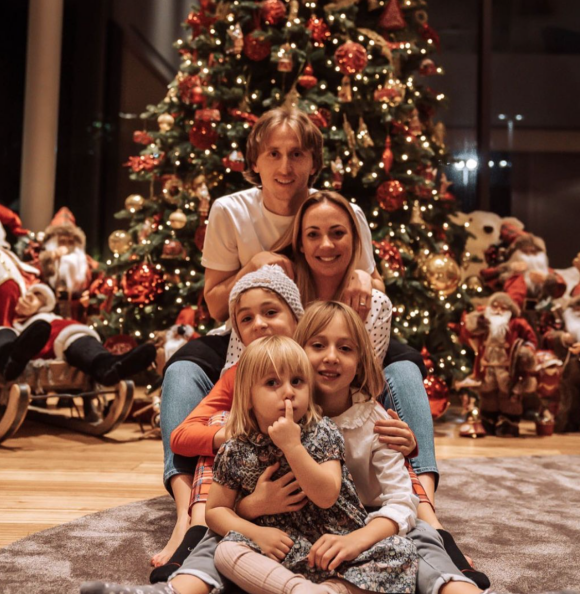 Luka Modrić, son épouse Vanja Bosnić et leurs trois enfants Ivano, Emma et Sofia. Décembre 2019.