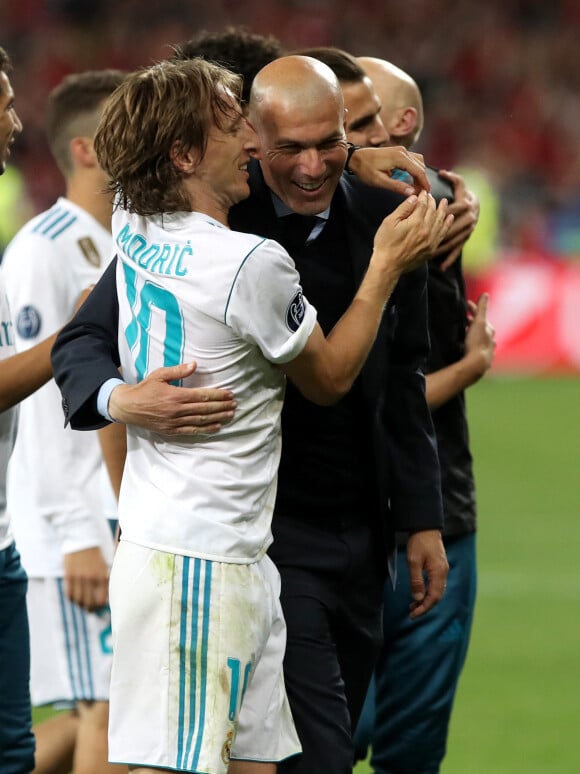 Luka Modrić et son ancien entraîneur Zinédine Zidane au Real Madrid en 2018.